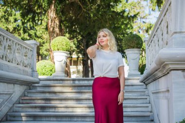 İstanbul 'da hafta sonu. Seyahat konsepti. Türkiye 'de tatil kavramı. Yolculuk için yeni yerler. Yolculuk için fikirler. Modern bayanın keyfi yerinde.