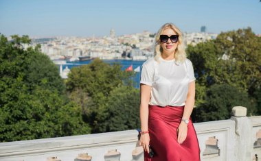 İstanbul 'da hafta sonu. Seyahat konsepti. Türkiye 'de tatil kavramı. Yolculuk için yeni yerler. Yolculuk için fikirler. Modern bayanın keyfi yerinde.