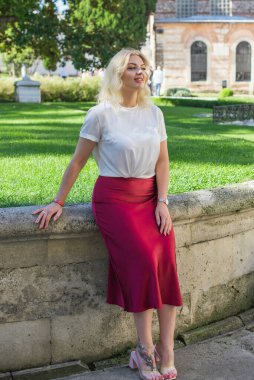 İstanbul 'da hafta sonu. Seyahat konsepti. Türkiye 'de tatil kavramı. Yolculuk için yeni yerler. Yolculuk için fikirler. Modern bayanın keyfi yerinde.