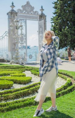 İstanbul 'da hafta sonu. Seyahat konsepti. Türkiye 'de tatil kavramı. Yolculuk için yeni yerler. Yolculuk için fikirler. Modern bayanın keyfi yerinde.