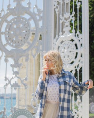 İstanbul 'da hafta sonu. Seyahat konsepti. Türkiye 'de tatil kavramı. Yolculuk için yeni yerler. Yolculuk için fikirler. Modern bayanın keyfi yerinde.