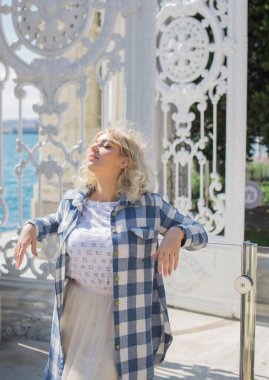 İstanbul 'da hafta sonu. Seyahat konsepti. Türkiye 'de tatil kavramı. Yolculuk için yeni yerler. Yolculuk için fikirler. Modern bayanın keyfi yerinde.