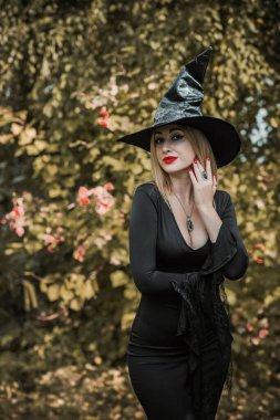 Siyah elbiseli cadı, Cadılar Bayramı konsepti, parti fikirleri, koyu renk gotik elbiseli mükemmel kadın.