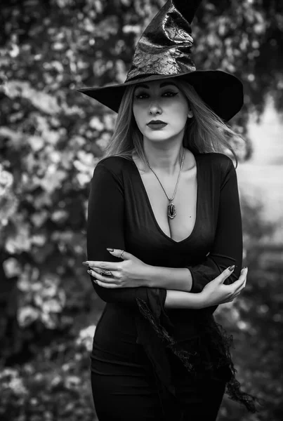 Czarownica Czarnej Sukience Koncepcja Halloween Pomysły Imprezę Idealna Pani Ciemnogotyckich — Zdjęcie stockowe