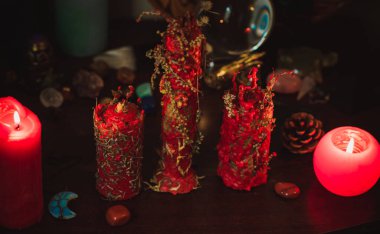 Mumların büyüsü, sihirli özellikler, bitkiler ve çiçekler, Slav cadı ayinleri ve esrarengiz kavramlar.