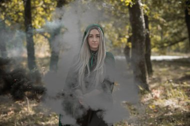 Karanlık mistik orman, Cadılar Bayramı parti fikirleri, bayanlar için kıyafetler, sihirbazlık kavramı ve sihir.