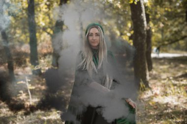 Karanlık mistik orman, Cadılar Bayramı parti fikirleri, bayanlar için kıyafetler, sihirbazlık kavramı ve sihir.