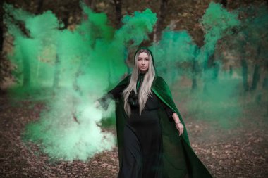 Karanlık mistik orman, Cadılar Bayramı parti fikirleri, bayanlar için kıyafetler, sihirbazlık kavramı ve sihir.