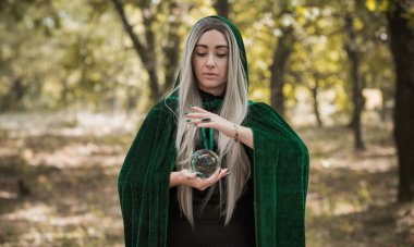 Karanlık mistik orman, Cadılar Bayramı parti fikirleri, bayanlar için kıyafetler, sihirbazlık kavramı ve sihir.