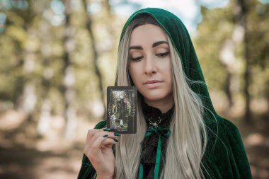 Karanlık mistik orman, Cadılar Bayramı parti fikirleri, bayanlar için kıyafetler, sihirbazlık kavramı ve sihir.