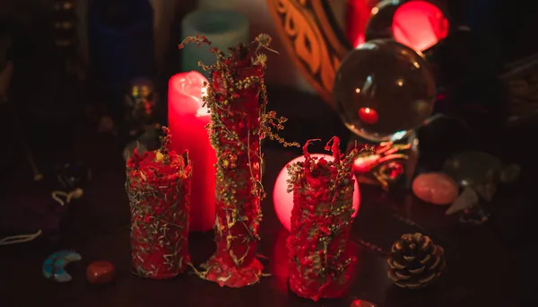 Mumların büyüsü, sihirli özellikler, bitkiler ve çiçekler, Slav cadı ayinleri ve esrarengiz kavramlar.