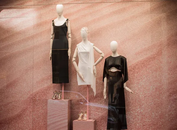 在欧洲一家商店里的时装模特身上穿着奇装异服 展示服装店 明亮时尚的现代时尚橱窗 奢侈品商店橱窗里漂亮的衣服 卖给人 — 图库照片