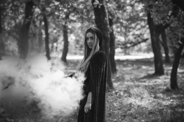 Dunkler Mystischer Wald Halloween Party Ideen Outfits Für Damen Zauberer — Stockfoto