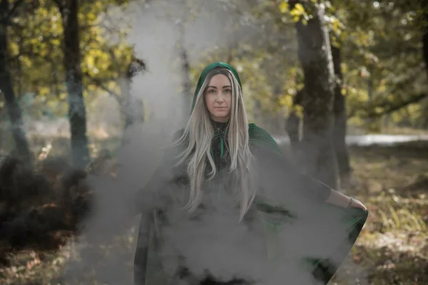 Mörk Mystisk Skog Halloween Idéer För Fest Kläder För Damer — Stockfoto