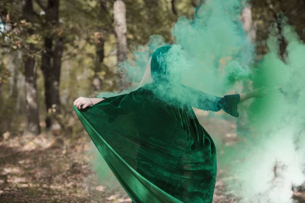 暗い神秘的な森 パーティーのためのハロウィーンのアイデア 女性のための衣装 ウィザードと魔法の概念 — ストック写真