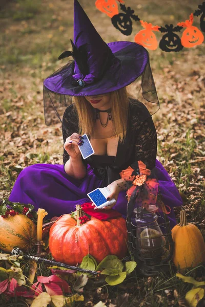 Halloween Party Koncept Tajemná Dívka Černých Šatech Krásná Mladá Tmavá — Stock fotografie