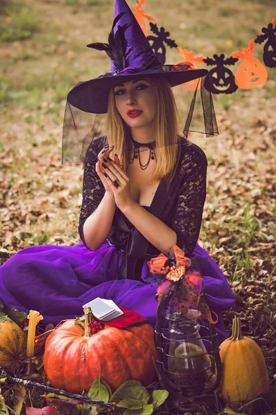 Concepto Fiesta Halloween Chica Misteriosa Vestido Negro Hermosa Joven Bruja — Foto de Stock