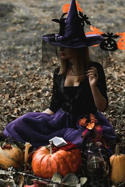 Conceito Festa Halloween Menina Misteriosa Vestido Preto Uma Bela Jovem — Fotografia de Stock