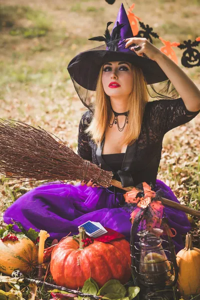 Halloween Party Koncept Tajemná Dívka Černých Šatech Krásná Mladá Tmavá — Stock fotografie