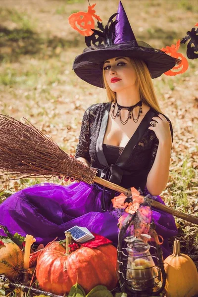 Concepto Fiesta Halloween Chica Misteriosa Vestido Negro Hermosa Joven Bruja — Foto de Stock