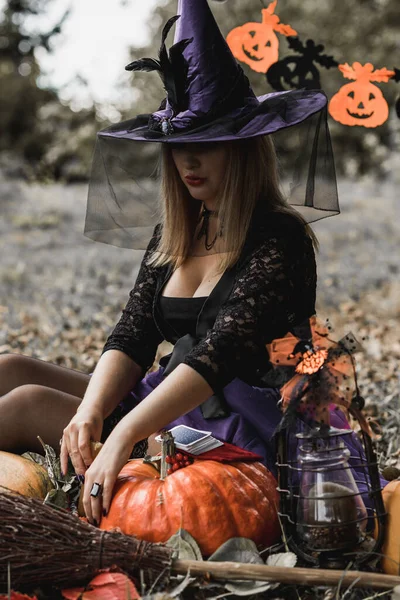 Halloween Feestconcept Mysterieus Meisje Zwarte Jurk Mooie Jonge Donkere Heks — Stockfoto