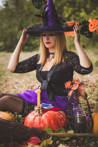 Concept Fête Halloween Fille Mystérieuse Robe Noire Belle Jeune Sorcière — Photo