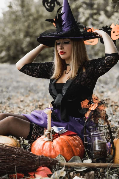 Cadılar Bayramı Partisi Konsepti Siyah Elbiseli Gizemli Kız Güzel Genç — Stok fotoğraf