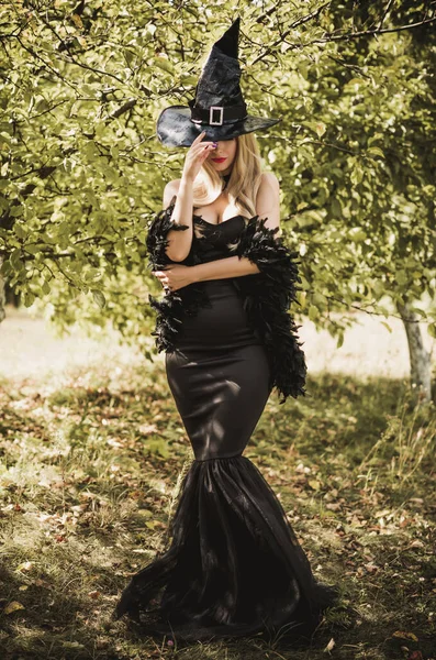 Concept Fête Halloween Fille Mystérieuse Robe Noire Belle Jeune Sorcière — Photo