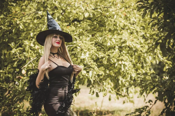 Concepto Fiesta Halloween Chica Misteriosa Vestido Negro Hermosa Joven Bruja —  Fotos de Stock