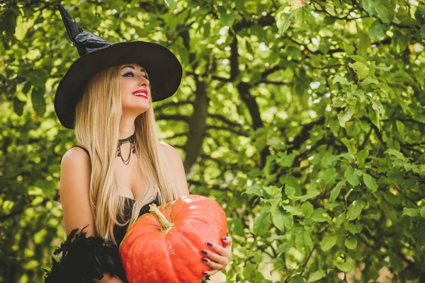 Conceito Festa Halloween Menina Misteriosa Vestido Preto Uma Bela Jovem — Fotografia de Stock