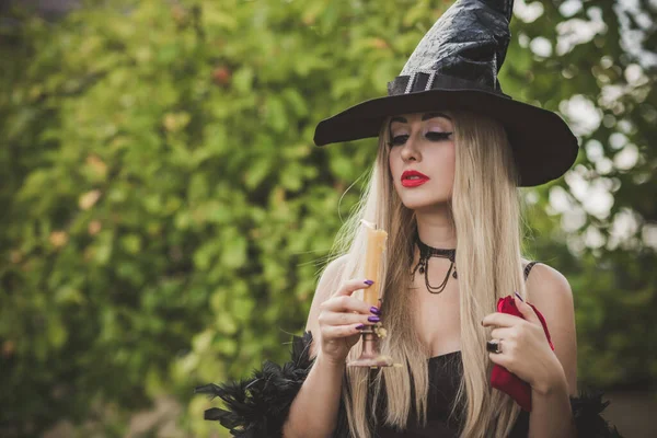 Halloween Party Koncepcja Tajemnicza Dziewczyna Czarnej Sukience Piękna Młoda Czarna — Zdjęcie stockowe