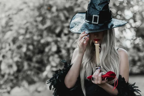 Concept Fête Halloween Fille Mystérieuse Robe Noire Belle Jeune Sorcière — Photo