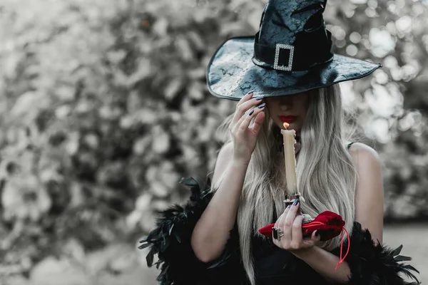 Halloween Feestconcept Mysterieus Meisje Zwarte Jurk Mooie Jonge Donkere Heks — Stockfoto