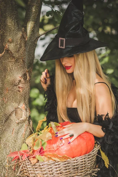 Concepto Fiesta Halloween Chica Misteriosa Vestido Negro Hermosa Joven Bruja — Foto de Stock