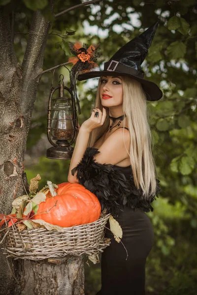Halloween Party Koncepció Titokzatos Lány Fekete Ruhában Gyönyörű Fiatal Sötét — Stock Fotó