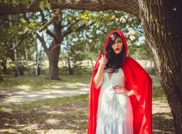 Conceito Halloween Detalhe Fantasia Glamourosa Jovem Mulher Bonita Misteriosa Floresta — Fotografia de Stock