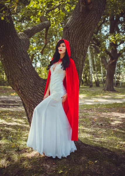Koncepcja Halloween Efektowne Szczegóły Kostiumu Młoda Piękna Tajemnicza Kobieta Lesie — Zdjęcie stockowe