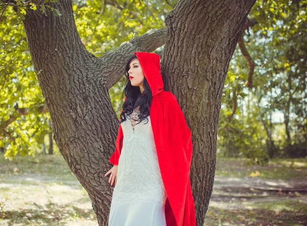 Concepto Halloween Glamuroso Detalle Vestuario Joven Mujer Hermosa Misteriosa Bosque — Foto de Stock