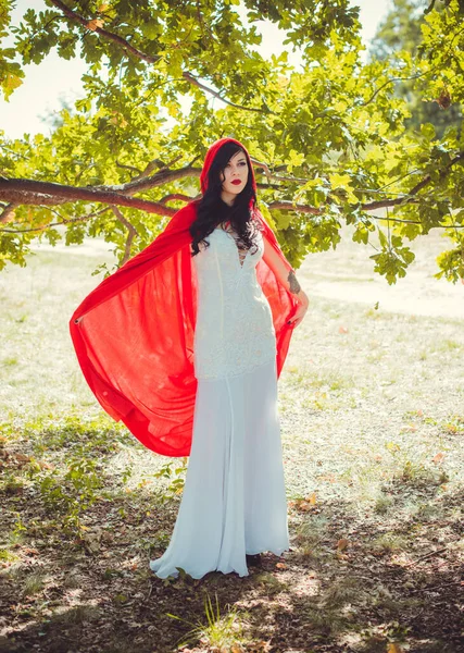 Cadılar Bayramı Konsepti Göz Alıcı Kostüm Ayrıntıları Ormanda Beyaz Elbiseli — Stok fotoğraf