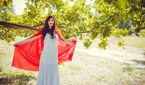 Conceito Halloween Detalhe Fantasia Glamourosa Jovem Mulher Bonita Misteriosa Floresta — Fotografia de Stock