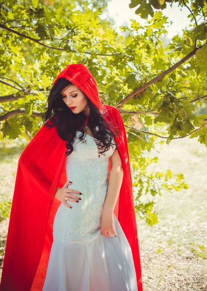 Concepto Halloween Glamuroso Detalle Vestuario Joven Mujer Hermosa Misteriosa Bosque — Foto de Stock