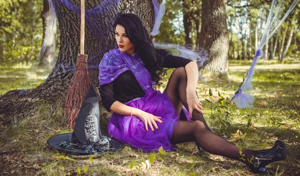 Conceito Festa Halloween Menina Misteriosa Vestido Preto Uma Bela Jovem — Fotografia de Stock