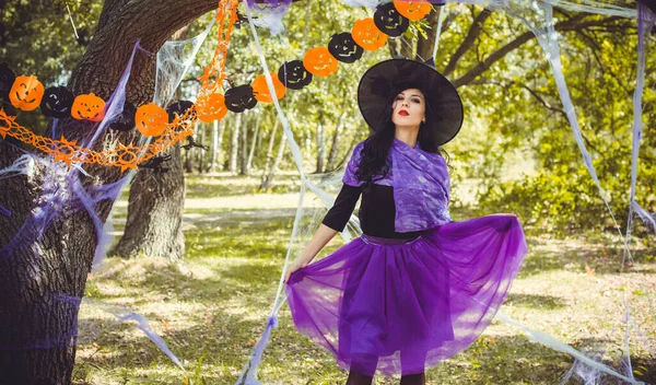 Halloween Party Konzept Geheimnisvolles Mädchen Schwarzen Kleid Schöne Junge Dunkle — Stockfoto