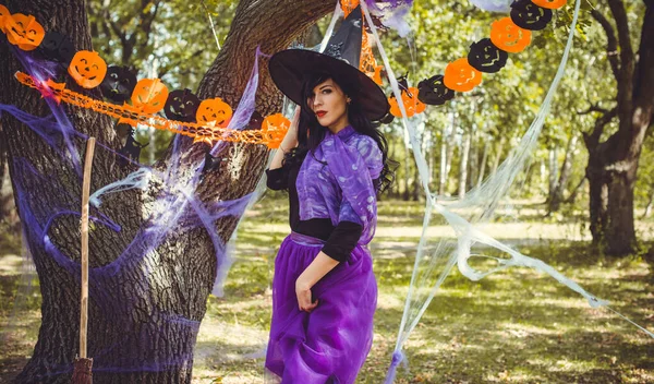 Concept Fête Halloween Fille Mystérieuse Robe Noire Belle Jeune Sorcière — Photo