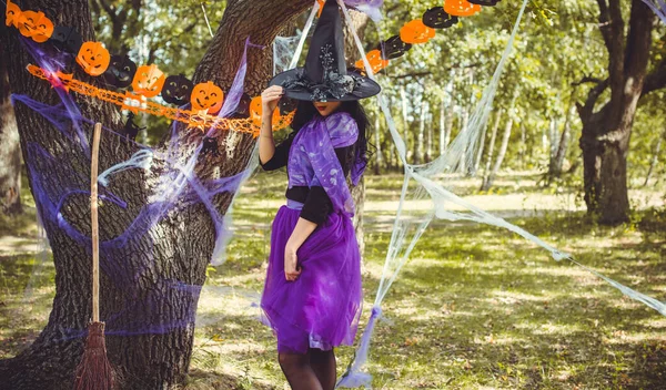 Concepto Fiesta Halloween Chica Misteriosa Vestido Negro Hermosa Joven Bruja — Foto de Stock