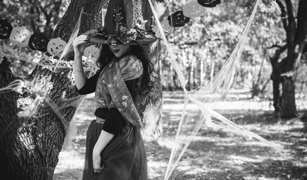 Conceito Festa Halloween Menina Misteriosa Vestido Preto Uma Bela Jovem — Fotografia de Stock