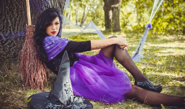 Concepto Fiesta Halloween Chica Misteriosa Vestido Negro Hermosa Joven Bruja — Foto de Stock