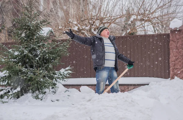 Зима Люди Проблема Снега Человек Копает Снег Лопатой Дворе Человек — стоковое фото