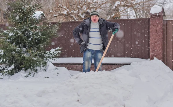Зима Люди Проблема Снега Человек Копает Снег Лопатой Дворе Человек — стоковое фото