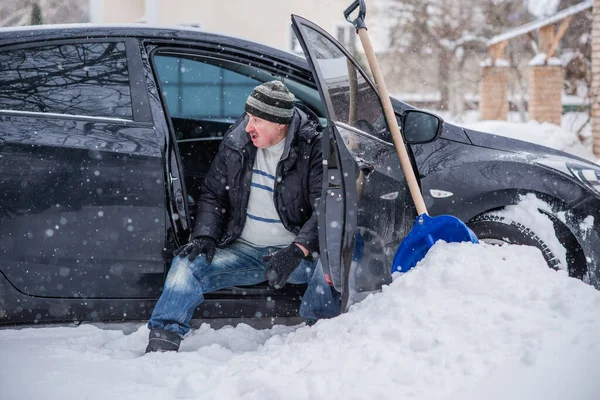 Winter, people and car problem concept. Man stuck in the snow. Mutual aid. Winter problem. transportation, winter and transportation concept